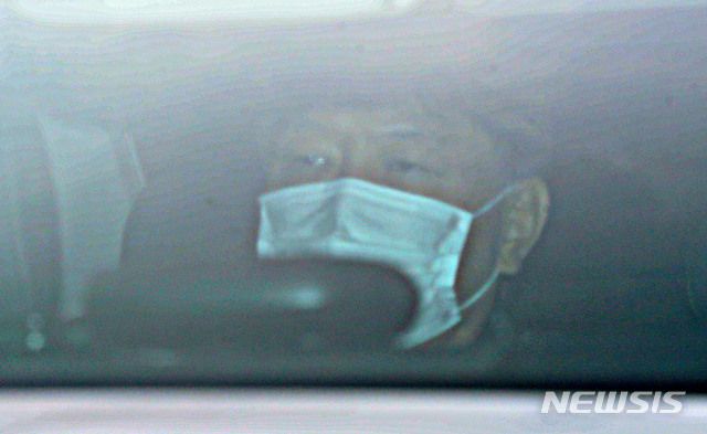 [서울=뉴시스 홍효식 기자 = 윤석열 검찰총장이 26일 오후 서울 서초구 대검찰청으로 출근하고 있다. 2020.12.26. yesphoto@newsis.com