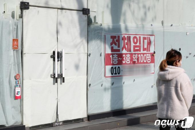 (서울=뉴스1) 민경석 기자 = 당·정·청이 신종 코로나바이러스 감염증(코로나19) 확산에 따른 사회적 거리두기 단계 격상으로 피해를 입은 소상공인·자영업자에게 임대료 직접 지원을 포함해 최대 300만원의 3차 재난지원금 지급을 검토하고 있다.  임대료 직접 지원금은 현금 지급 방식으로, 임대료 이외 목적에도 사용할 수 있을 전망이다. 임차 여부를 확인하거나 매출 손실에 따른 인과관계를 당국이 일일이 확인할 수 없는 만큼 점포를 소유한 소상공인·자영업자에게도 이를 지원해 경영안정자금으로 쓰이게 할 방침이다.   27일 서울 종로구 종로3가 일대의 일부 상가건물 공실에 임대문의 현수막이 붙어 있다. 2020.12.27/뉴스1
