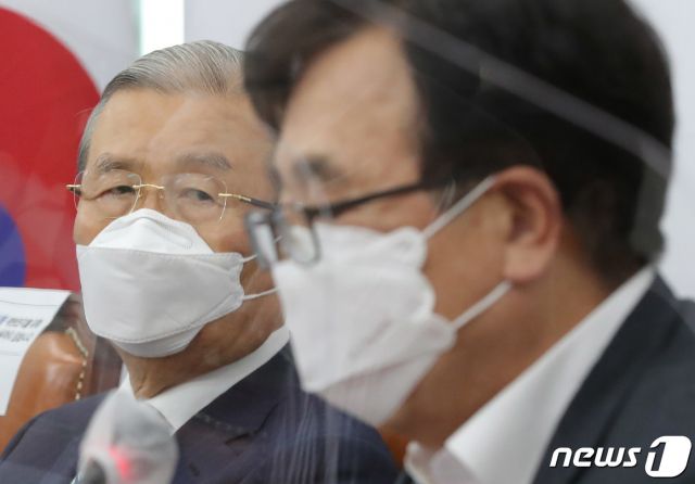 김종인 국민의힘 비상대책위원장(왼쪽)이 지난 9월 9일 오전 서울 여의도 국회에서 열린 비상대책위원장-중진의원 회의에서 서병수 의원의 발언을 경청하고 있다. /사진=뉴스1.