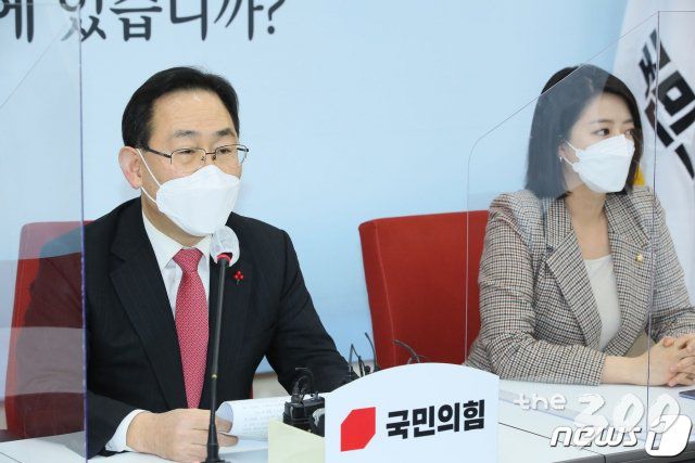 (서울=뉴스1) 박세연 기자 = 주호영 국민의힘 원내대표가 27일 서울 여의도 국회에서 공수처, 코로나19 백신 등 현안에 대해 기자간담회를 하고 있다. 2020.12.27/뉴스1