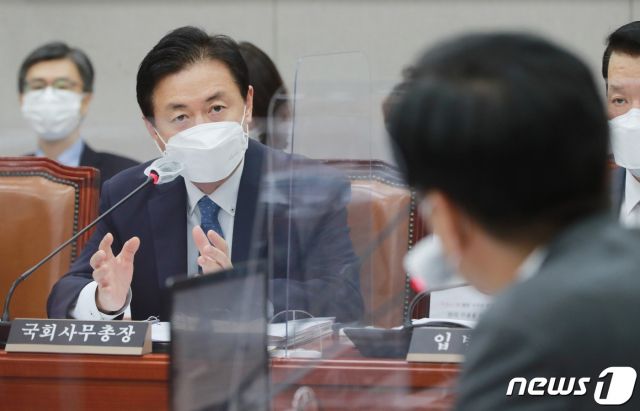 김영춘 국회사무총장이 지난 11월 13일 오후 서울 여의도 국회에서 열린 운영위원회 전체회의에서 의원질의에 답하고 있다. /사진=뉴스1.