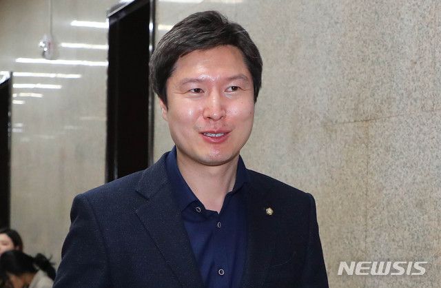 김해영 더불어민주당 최고위원이 지난 3월9일 서울 여의도 국회에서 열린 더불어민주당 비공개 최고위원회의에 참석하고 있다. / 사진제공=뉴시스