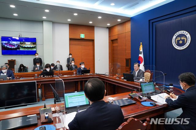[서울=뉴시스]박영태 기자 = 문재인 대통령이 29일 오전 청와대 여민관에서 열린 국무회의에 참석해 발언을 하고 있다. 2020.12.29. since1999@newsis.com