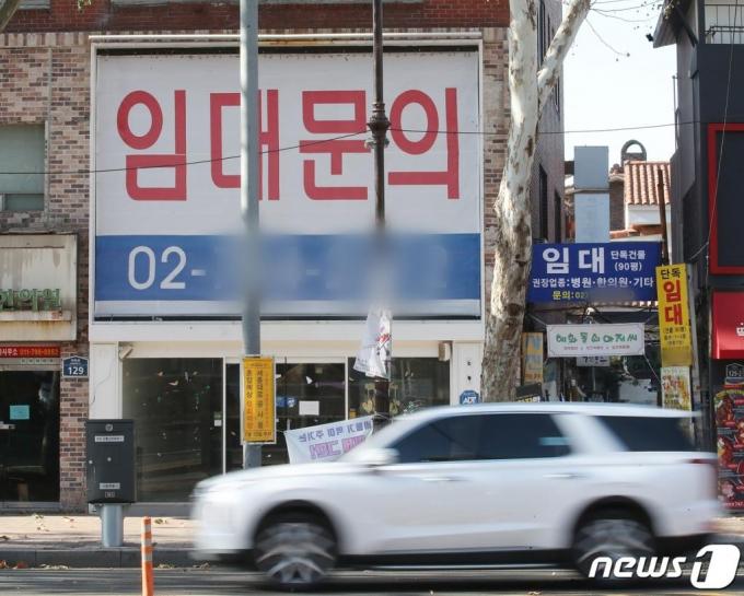 (서울=뉴스1) 김진환 기자 = 정부는 신종 코로나바이러스 감염증(코로나19) 3차 확산에 대응한 맞춤형 피해지원 대책을 발표했다. 새해 1월11일부터 코로나19 3차 확산으로 피해를 입은 소상공인에게 최대 300만원의 3차 긴급재난지원금을 지급한다. 총 규모는 5조6000억원에 달한다.  임대료를 깎아준 '착한 임대인'에 대해서는 인하액의 소득세를 70% 공제해주고, 집합금지업종으로 분류돼 영업을 하지 못한 소상공인에게는 1%대 저금리 대출도 지원한다. 특수형태근로자와 프리랜서 70만명에게는 최대 100만원의 고용안정자금이 지급된다.  이번 대책으로 소상공인·특고 및 프리랜서·취약계층 등 약 580만명이 지원혜택을 누릴 전망이다.  사진은 30일 오후 서울 종로구 대학로 일대 상점에 붙어 있는 임대 문구. 2020.12.30/뉴스1