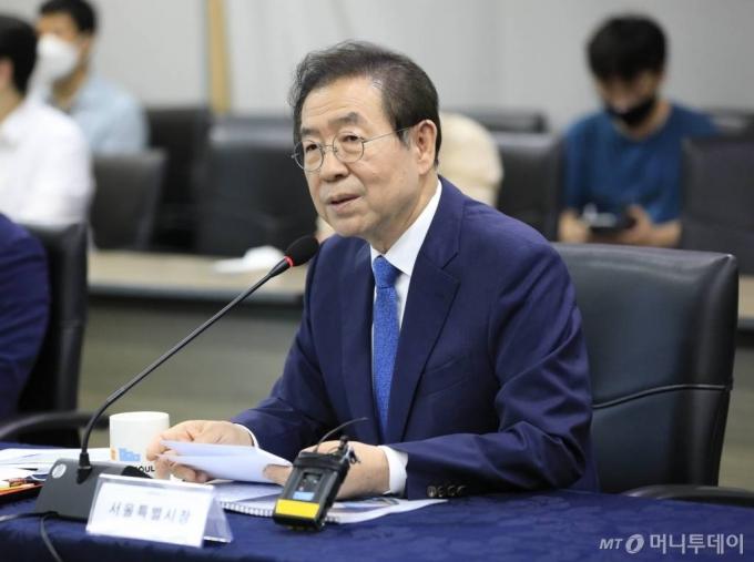 [서울=뉴시스] 박민석 기자 = 박원순 서울시장이 22일 오후 서울 중구 서울특별시청 영상회의실에서 열린 '서부선 민자적격성 통과 및 조기 착공을 위한 정책설명회'에 참석해 모두발언을 하고 있다. 2020.06.22.   mspark@newsis.com