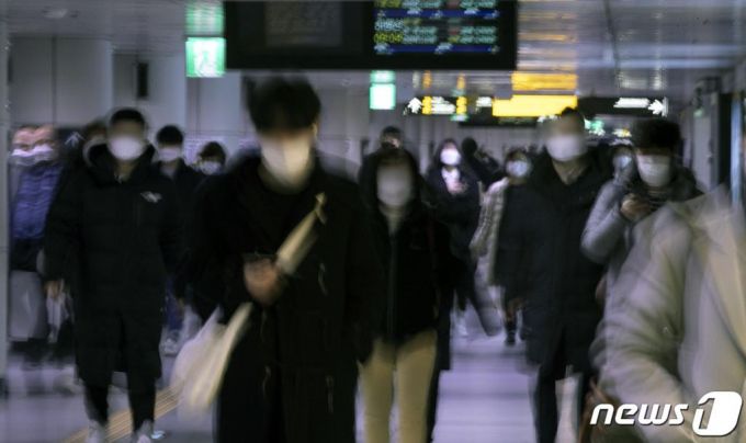(서울=뉴스1) 이승배 기자 = 국내 신종 코로나바이러스 감염증(코로나19)의 3차 대유행이 본격화하는 추세다. 박능후 중앙재난안전대책본부(중대본) 1차장은 이날 중대본 회의 모두발언을 통해 26일 코로나19 확진자 수가 500명을 넘어섰다고 밝히고, 지난 11월8일 100명을 넘어선 지 18일만, 3월6일 518명을 기록한 지 약 8개월만이라고 말했다. 학교, 사우나, 학원, 교회, 군부대 등 집단감염이 전국 곳곳에서 속출하면서 코로나19 확산세가 한층 가팔라지는 형국이다.  26일 서울 중구 지하철 시청역에서 시민들이 발걸음을 옮기고 있다. 2020.11.26/뉴스1