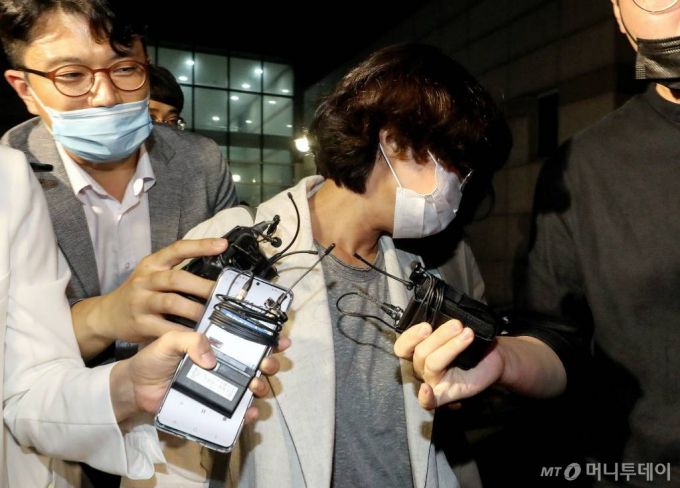 [서울=뉴시스]김병문 기자 = 고 박원순 전 서울시장의 성추행 의혹을 최초로 인지하고 보고한 것으로 알려진 임순영 서울시 젠더특보가 21일 오전 서울 성북구 성북경찰서에서 참고인 신분으로 조사를 받은 후 차량으로 이동하고 있다. 2020.07.21.   dadazon@newsis.com