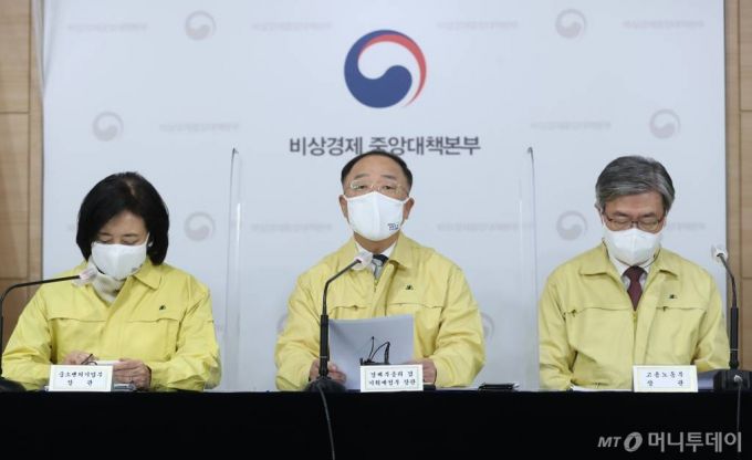 홍남기 경제부총리 겸 기획재정부 장관이 29일 서울 종로구 정부서울청사 브리핑실에서 긴급재난지원금을 비롯한 코로나19 3차 확산에 대응한 맞춤형 피해지원대책을 발표하고 있다. 왼쪽부터 박영선 중소벤처기업부 장관, 홍 부총리, 이재갑 고용노동부 장관. /사진=공동취재사진