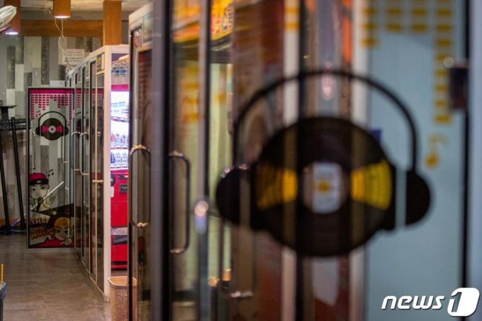 (안양=뉴스1) 유승관 기자 = 신종 코로나바이러스 감염증(코로나19) 국내 신규 확진자가 615명을 기록한 7일 경기 안양시내 한 코인노래방 모습.  정부는 코로나19 확산을 억제하기 위해 8일 0시부터 28일 0시까지 특별방역기간을 시행한다. 거리두기 단계는 2단계인 수도권을 2.5단계로 격상하고, 비수도권 전 지역에서 일괄적으로 2단계를 적용하기로 했다. 8일 오전 0시 수도권에서 2.5단계가 시행되면 노래연습장·직접판매홍보관·실내체육시설·실내 스탠딩 공연장 등의 집합이 전면 금지된다. 또, 오후 9시 이후 PC방, 이·미용업, 오락실, 대형마트·백화점 놀이공원 등 주요 다중이용시설 운영도 제한된다. 2020.12.7/뉴스1