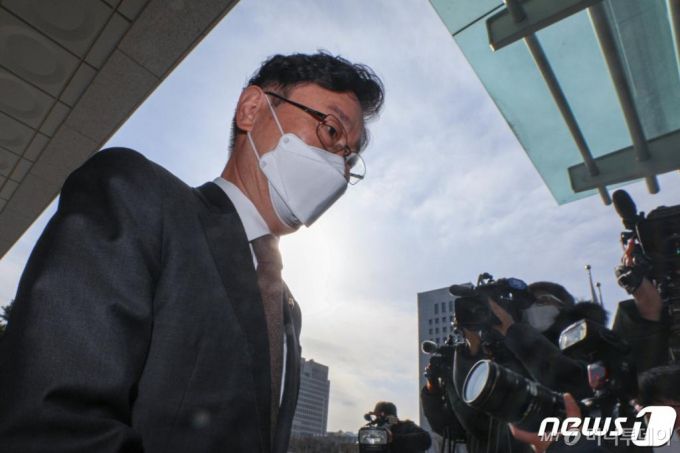 (서울=뉴스1) 성동훈 기자 = 박범계 법무부 장관 후보자가 31일 서울 서초구 서울고등검찰청에 마련된 인사청문회 사무실로 출근하고 있다. 2020.12.31/뉴스1