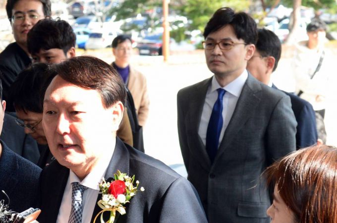 윤석열 검찰총장이 일선 검사들과 간담회를 갖기 위해 13일 오후 부산 연제구 부산고검·지검을 방문해 소감을 밝히고 있는 가운데 한동훈 부산고검 차장검사가 뒤따르고 있다. /사진=뉴시스