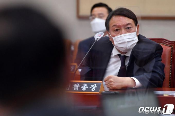 (서울=뉴스1) 박세연 기자 = 윤석열 검찰총장이 22일 오후 서울 여의도 국회에서 열린 법제사법위원회의 대검찰청에 대한 국정감사에 출석해 박범계 더불어민주당 의원 질의에 답변을 하고 있다. 2020.10.22/뉴스1