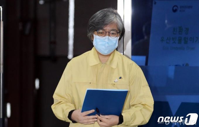 (청주=뉴스1) 장수영 기자 = 정은경 질병관리청장이 31일 충북 청주시 질병관리청에서 코로나19 백신 도입 관련 발표를 하기 위해 브리핑실로 이동하고 있다.   질병청은 오늘(31일) 모더나 코로나19 백신 3000만 회분을 선 구매 계약 체결을 완료했다고 밝혔다. 이는 당초 계약 협상을 추진하던 2000만 회분보다 2배로 늘어났으며 공급 시기는 내년 3분기에서 2분기로 앞당겨졌다고 설명했다.   이로써 정부가 구매한 백신은 총 5600만 명분으로 늘었다. 2020.12.31/뉴스1