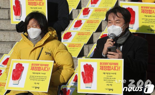 (서울=뉴스1) 박세연 기자 = 김종철 정의당 대표(오른쪽)가 1일 오전 서울 여의도 국회 본관 앞 단식농성장에서 열린 신년인사회에서 발언하고 있다. 왼쪽은 강은미 원내대표. 2021.1.1/뉴스1