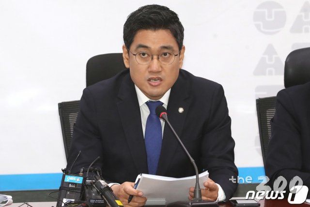 (서울=뉴스1) 임세영 기자 = 지난해 1월 오신환 새로운보수당 공동대표가 21일 서울 여의도 국회 의원회관에서 열린 제2차 당대표단·청년당원 연석회의에서 모두발언을 하고 있다. 2020.1.21/뉴스1