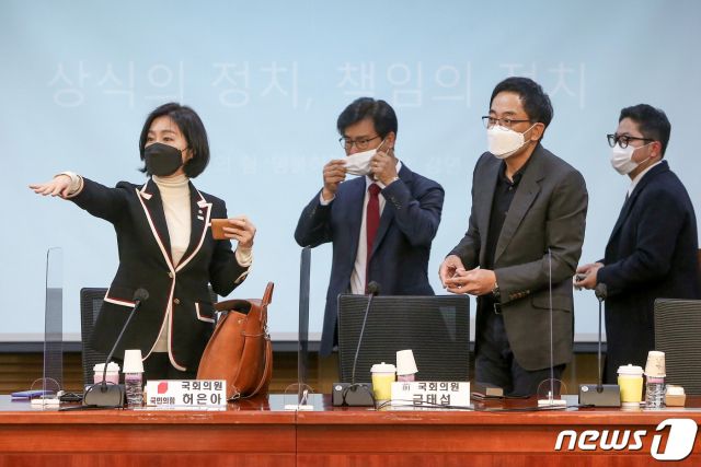 (서울=뉴스1) 박세연 기자 = 더불어민주당을 탈당한 금태섭 전 의원(오른쪽두번째)이 지난해 11월18일 국회 의원회관에서 열린 국민의힘 초선의원 모임에서 강연자로 참석해 의원들과 인사하고 있다. 2020.11.18/뉴스1