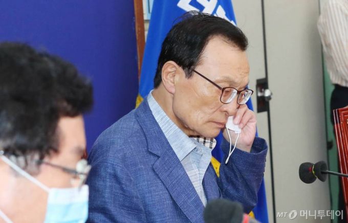 [서울=뉴시스] 장세영 기자 = 이해찬 더불어민주당 대표가 19일 서울 여의도 국회에서 열린 더불어민주당 최고위원회의에 참석해 마스크를 벗고 있다. 2020.08.19.   photothink@newsis.com