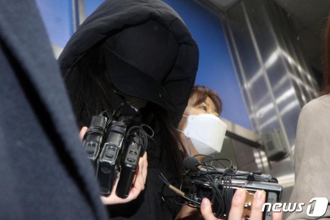 생후 16개월 입양아를 학대해 사망하게 만든 혐의를 받는 엄마 A씨가 19일 오전 서울 양천경찰서에서 검찰 송치를 위해 호송되고 있다. /사진=뉴스1