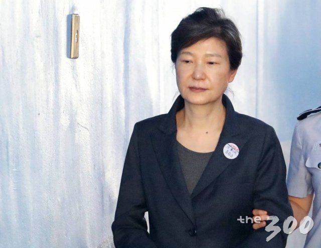 박근혜 전 대통령이 28일 오전 서초동 서울중앙지법에 출석하고 있다.