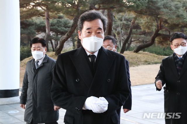 [서울=뉴시스] 전진환 기자 = 더불어민주당 이낙연 대표와 당 지도부들이 2021년 1월 1일 신축년 새해 첫날 서울 현충원에서 참배를 마친 뒤 현충탑을 나서고 있다.(공동취재사진) 2021.01.01. photo@newsis.com