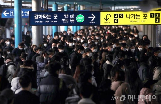 연일 코로나19 확진자가 1000명 안팎으로 나오고 있는 가운데 지난달 24일 오전 서울 구로구 신도림역에서 시민들이 마스크를 쓰고 출근하고 있다. 2020.12.24. /사진제공=뉴시스