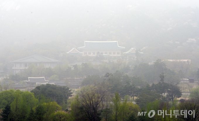 청와대 주변에 안개가 자욱하게 끼어 있다./사진제공=뉴스1