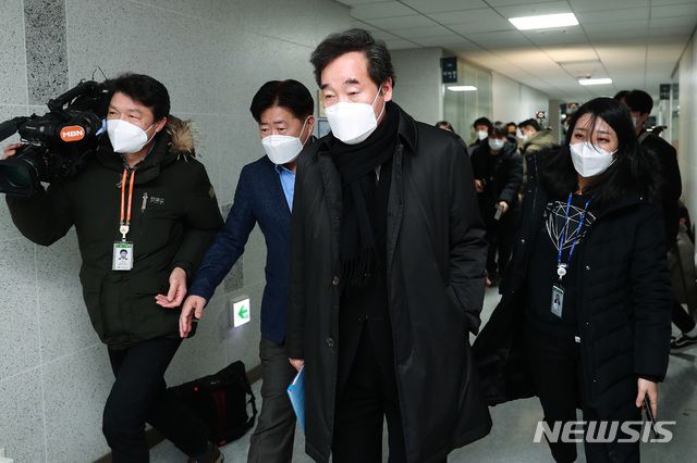 [서울=뉴시스 최동준 기자 = 이낙연 더불어민주당 대표가 3일 오후 서울 여의도 국회 의원회관 사무실에서 비공개 최고위원회의를 마치고 이동하고 있다. (공동취재사진) 2021.01.03. photo@newsis.com