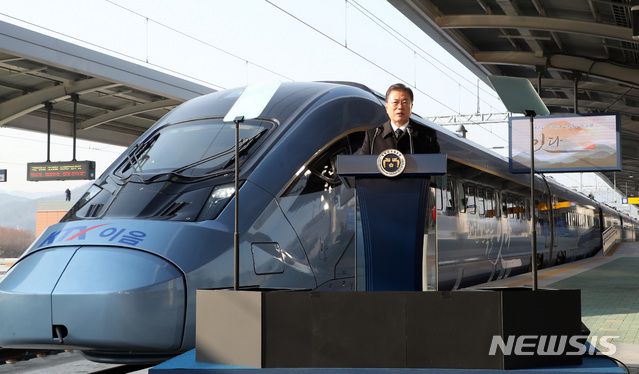 [원주=뉴시스추상철 기자 =문재인 대통령이 4일 오전 강원 원주시 원주역사에서 열린 저탄소·친환경 고속열차인 KTX-이음 개통식에 참석해 인사말을 하고 있다. 2021.01.04. scchoo@newsis.com