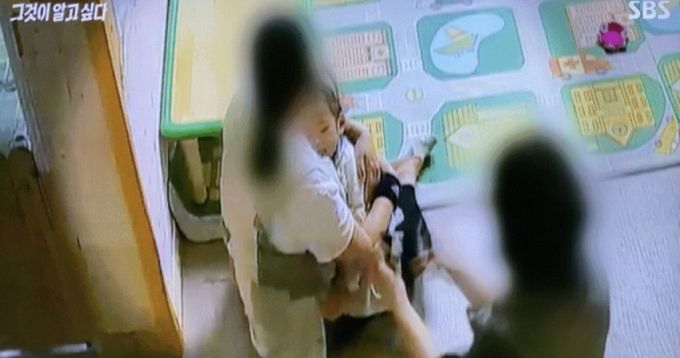 정인이가 사망하기 전날 어린이집 CCTV 화면. 모르는 이가 봐도 상태가 좋지 않아 보인다./사진=그것이알고싶다 방송화면