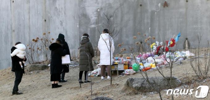 5일 경기 양평 하이패밀리 안데르센 공원묘지를 찾은 추모객이 입양 후 양부모에게 장기간 학대를 당해 숨진 16개월 영아 정인(가명)양을 추모하고 있다. /사진=뉴스1