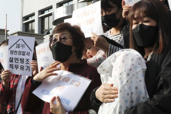 [서울=뉴시스]최진석 기자 = 16일 서울 양천경찰서 앞에서 대한아동학대방지협회 주최로 진행된 '16개월 입양 아동 학대 사망 사건 관련 항의 기자회견'에 참석한 사망 아동을 키웠던 홀트 위탁모가 발언을 하고 있다. 2020.11.16.  myjs@newsis.com