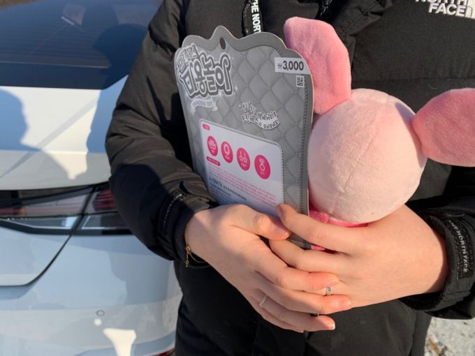 5일 오전 10시쯤 경기도 양평 하이패밀리 안데르센 공원묘원에서 만난 문모씨(18)가 故정인양에게 줄 장난감과 인형을 들고 있다./사진=이강준 기자