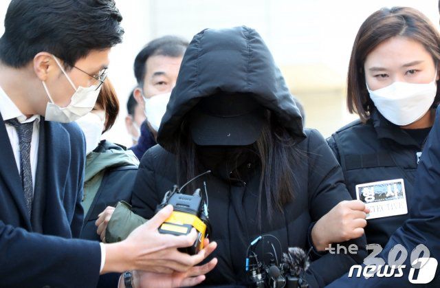 (서울=뉴스1) 김명섭 기자 = 친딸에게 동생을 만들어주고 싶다며 입양한 뒤 학대와 방임을 이어가다 결국 생후 16개월의 입양아를 숨지게 한 혐의를 받는 엄마 A씨가 11일 서울 양천구 서울남부지방법원에서 열린 영장실질심사를 마치고 이송되고 있다. 2020.11.11/뉴스1
