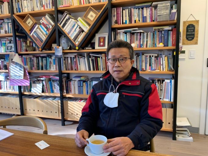 5일 오전 10시쯤 경기도 양평군에 위치한 하이패밀리 사무실에서 송길원 목사가 기자의 질문에 답하고 있다/사진=이강준 기자