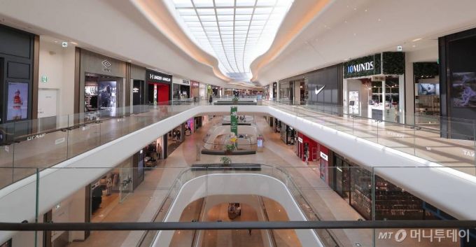 코로나19 확산이 지속되고 있는 5일 오전 경기 고양시 스타필드 내부가 한산한 모습을 보이고 있다.신세계프라퍼티는 스타필드에 입점한 중소 협력회사의 부담을 줄여주기 위해 1,000여개 소상공인과 중소 협력회사를 대상으로 3월과 4월 임대료를 3개월간 납부 유예키로 했으며 상황을 예의 주시하며 추가 지원도 계속 검토할 계획이라고 밝혔다. / 사진=고양(경기)=김창현 기자 chmt@