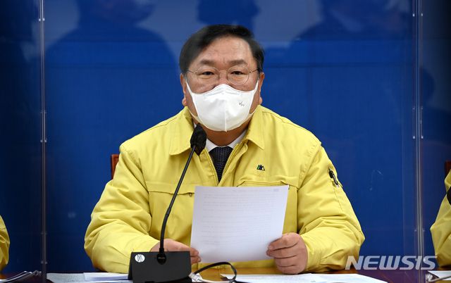 [서울=뉴시스] 최동준 기자 = 김태년 더불어민주당 원내대표가 5일 서울 여의도 국회에서 열린 원내대책회의에서 발언하고 있다. (공동취재사진) 2021.01.05. photo@newsis.com