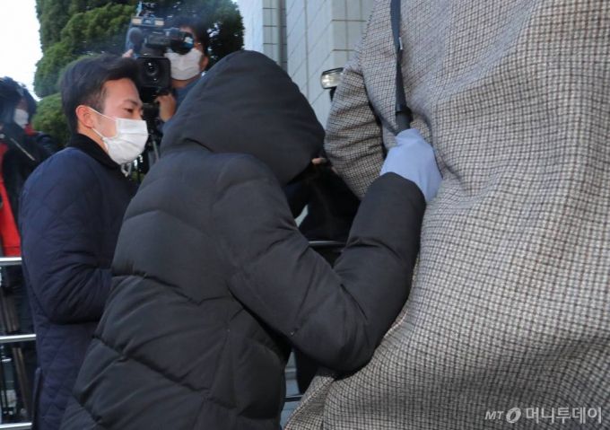 [서울=뉴시스]배훈식 기자 = 입양한 생후 16개월 된 딸을 학대치사한 혐의를 받고 있는 A씨가 11일 오전 서울 양천구 서울남부지방법원에서 열린 구속 전 피의자 심문(영장실질심사)에 출석하고 있다. 2020.11.11.   dahora83@newsis.com