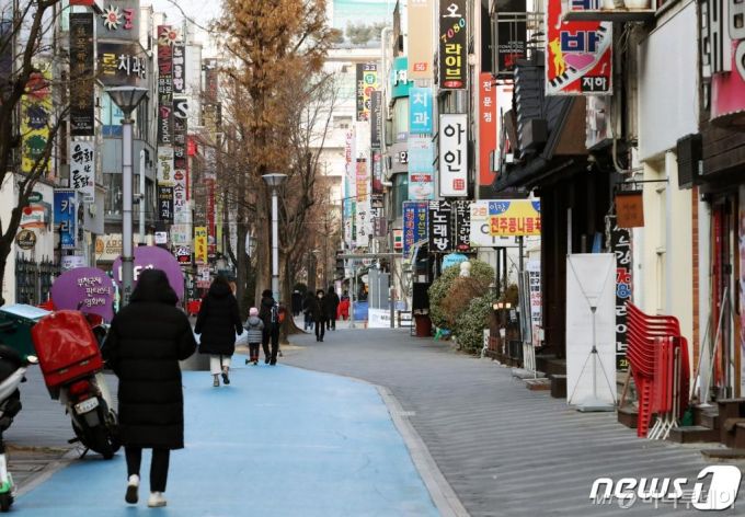 (부천=뉴스1) 정진욱 기자 = 정부가 수도권 거리두기 2.5단계·비수도권 2단계를 17일까지 2주간 연장했다. 기존 전국 단위 모임 '취소 권고' 수준을 '금지'로 방역 수위를 높인 것이다. 사적모임은 동창회와 동호회, 야유회, 직장 회식(직장 사람들이 함께 식당에서 점심·저녁을 먹는 것 포함), 계모임, 집들이, 신년회·송년회, 돌잔치, 회갑·칠순잔치, 온라인 카페 정기모임 등이 해당하며, 이를 어길 경우 10만원 이하 과태료를 물린다. 4일 부천시 중동 인근 음식점.2020.1.4/뉴스1