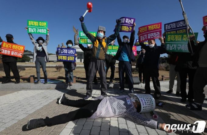 (서울=뉴스1) 송원영 기자 = 23일 서울 종로구 청와대분수대 앞에서 한국주식투자자연합회(한투연) 회원들이 '대주주 양도소득세 3억원 강행 규탄' 기자회견을 열고 정부의 주식 양도소득세 부과하는 대주주 기준 강화를 규탄하는 퍼포먼스를 하고 있다. 이날 기자회견에서 한투연은 정부가 주식 양도소득세를 부과하는 대주주 기준 강화(10억원에서 3억원으로 조정)를 예정대로 추진하겠다고 밝힌 데 대해 "납세자의 소득과는 관계없이 한 종목 3억원 이상 보유자만을 납세자로 삼는 것은 공평 과세에 어긋난다"고 비판했다. 2020.10.23/뉴스1