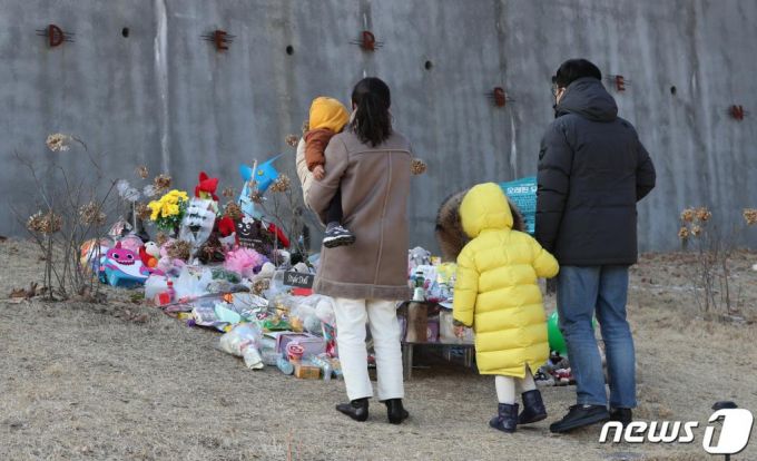 5일 경기 양평 하이패밀리 안데르센 공원묘지를 찾은 추모객이 입양 후 양부모에게 장기간 학대를 당해 숨진 16개월 영아 정인(가명)양을 추모하고 있다./사진=뉴스1