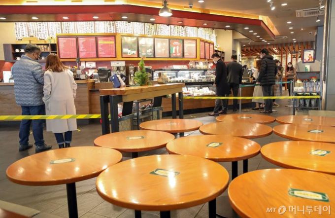 수도권 사회적 거리두기가 2단계로 격상된 24일 오전 서울 시내 한 카페에 사용 금지된 의자와 테이블이 쌓여 있다. 이날부터 카페는 영업시간과 관계없이 포장·배달만 허용되며 음식점은 저녁시간까지 정상영업을 하되 오후 9시 이후로는 포장·배달만 가능하다. / 사진=이기범 기자 leekb@