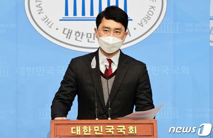 인턴 비서 성폭행 의혹으로 국민의힘을 탈당한 김병욱 무소속 의원이 8일 국회 소통관에서 기자회견을 하고 입장을 밝히고 있다.   김 의원은 "가세연의 허위사실 유포에 대해 고소장을 제출할 것"이라며 자신에게 성폭행 의혹을 제기한 유튜브 채널 가로세로연구소(가세연)를 상대로 법적 조치를 취하겠다고 밝혔다./사진=뉴스1