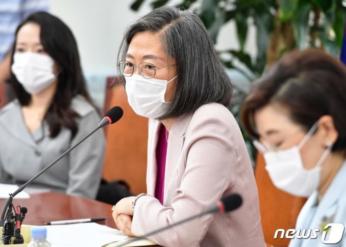 국민의힘 성폭력대책특별위원회에 합류한 이수정 경기대 범죄심리학과 교수가 20일 오전 서울 여의도 국회에서 열린 1차회의에서 인사말을 하고 있다/사진=뉴스1