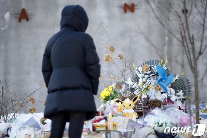 7일 오후 경기 양평 하이패밀리 안데르센 공원묘원을 찾은 추모객들이 양부모의 학대로 숨진 16개월 영아 정인(가명)양을 추모하고 있다. /사진=뉴스1