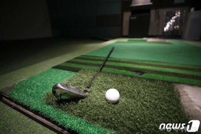 (서울=뉴스1) 박지혜 기자 = 정부가 7일 신종 코로나 바이러스 감염증(코로나19) 관련 '집합금지' 조치를 적용했던 실내체육시설 중 축구교실 등 아동·학생에 대한 교습을 진행하는 곳의 운영을 8일부터 허용하기로 했다. 이를 제외한 스크린골프장, 헬스클럽 등 실내체육시설은 17일 이후 영업을 허용할 전망이다.이날 스크린골프장 사업주들이 거리로 나섰다. 신종 코로나바이러스 감염증(코로나19) 확산에 따른 방역 조치로 집합 금지 행정 명령에 따라 생계 위기에 처한 스크린골프장 사업주들이 형평성 문제를 들면서 제한적으로나마 운영을 허용할 것을 호소하는 단체 행동에 나섰다. 스크린골프장 사업주들은 "스크린골프방 당 규모가 최소 40제곱미터(12평)로 평균 2~3명이 이용하기 때문에 방역 당국의 거리두기 단계별 이용자 기준인 4제곱미터 당 1인 이용 기준에 비해 오히려 안전하고, 5인 이상 모임금지 기준보다 더 적은 이용객이 이용하고 있는데도 불구하고 집합금지명령이 내려진 건 부당하다"는 입장이다. 사진은 이날 오후 서울의 한 불꺼진 스크린골프장.  2021.1.7/뉴스1