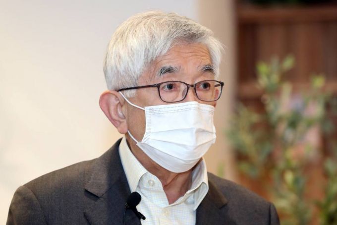 최장집 고려대학교 명예교수가 지난해 10월 30일 서울 여의도 정치문화플랫폼 하우스(How’s)에서 '위기의 한국민주주의, 보수정당이 한국민주주의에 기여하는 길'을 주제로 강연하고 있다. /사진제공=뉴시스