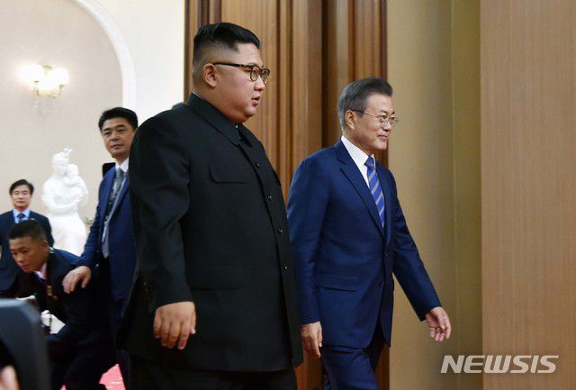 【평양=뉴시스】평양사진공동취재단 박진희 기자 = 문재인 대통령과 김정은 국무위원장. 2018.09.19.   photo@newsis.com