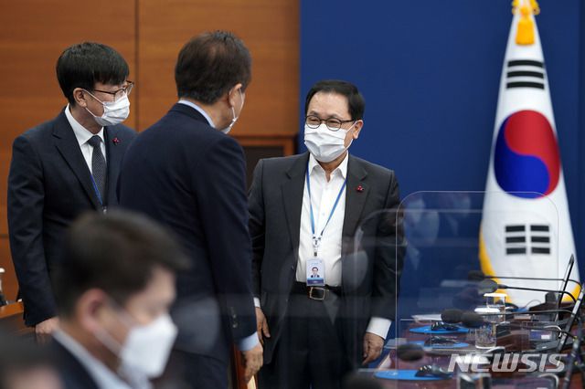 [서울=뉴시스]유영민(오른쪽) 대통령비서실장이 11일 오후 청와대 여민관에서 열린 수석·보좌관회의에 참석해 서주석 안보실1차장, 김상조(왼쪽) 정책실장과 대화하고 있다. (사진=청와대 제공) 2021.01.11. photo@newsis.com