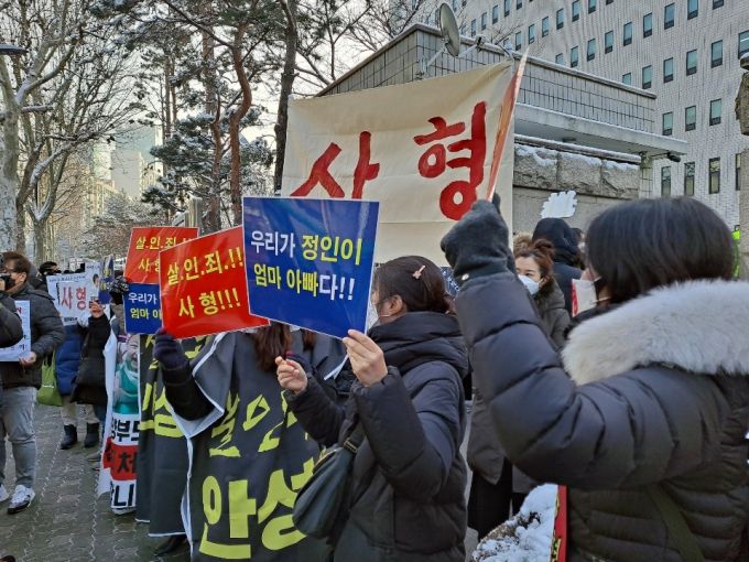 '정인이사건' 양부모 첫재판이 열리는 13일 오전 서울 남부지법 정문 앞에 대한아동학대방지협회(이하 협회) 회원들과 시민들, 유튜버들까지 약 100명이 정문 앞에 모여들었다./사진=홍순빈 기자