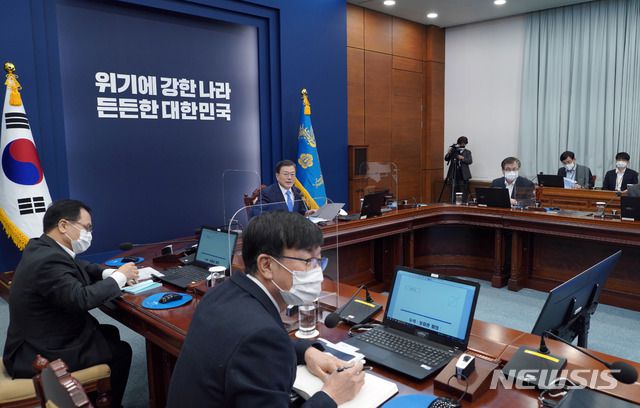 [서울=뉴시스]문재인 대통령이 11일 오후 청와대 여민관에서 열린 수석·보좌관회의에 참석해 발언하고 있다. (사진=청와대 제공) 2021.01.11. photo@newsis.com